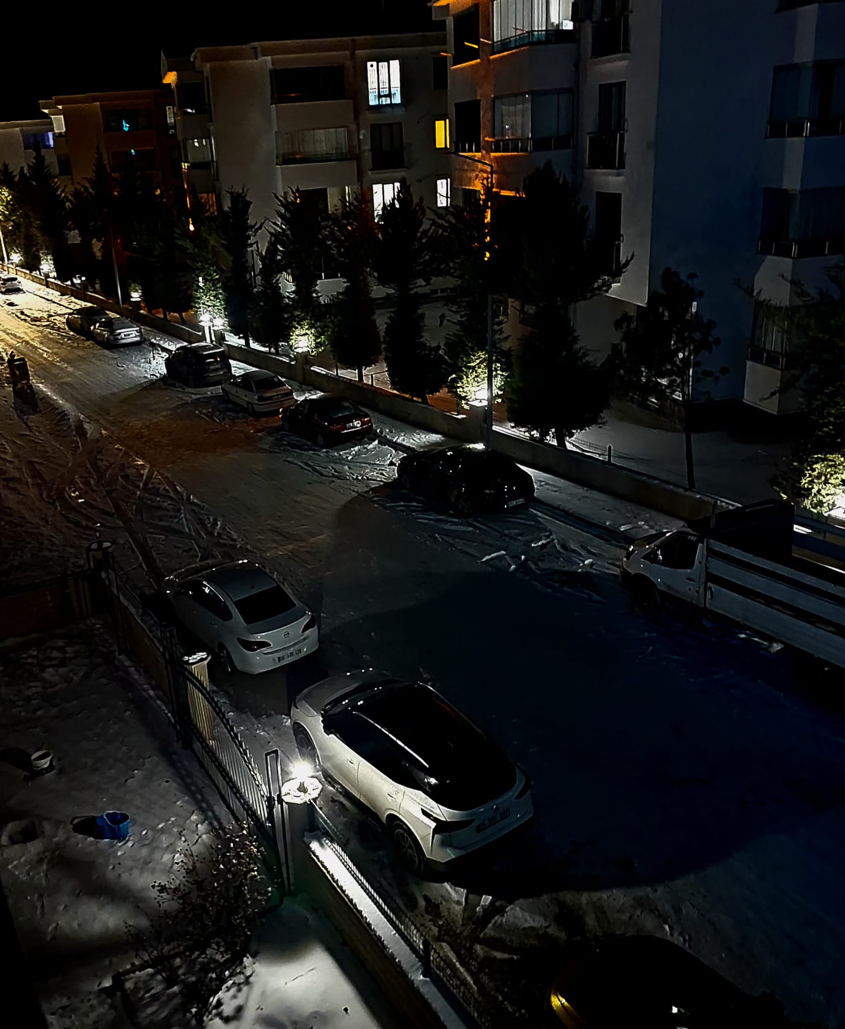 Lambası Yanmayan Sokaklara Bakmayan AKSA