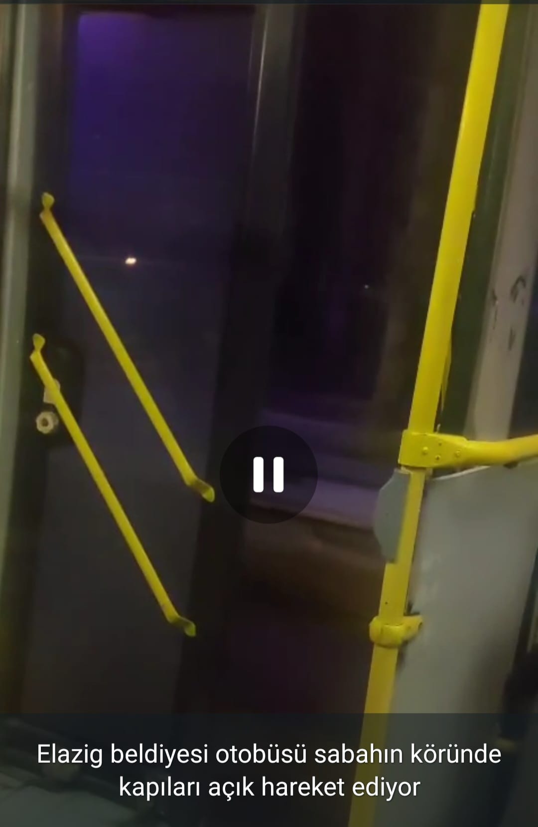 Belediyeden Soğuk Havada Tehlikeli Otobüs Yolculuğu 