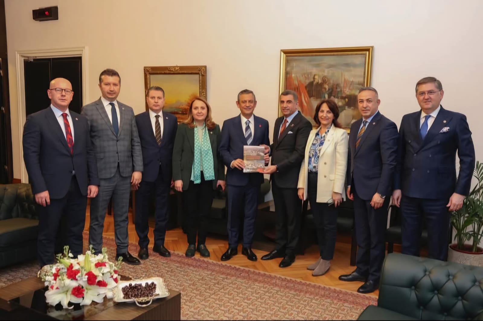 Erol  Deprem Raporunu Özel’e Teslim Etti