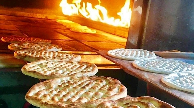 Elazığ’da Fırıncı Yaladığı  Kağıda Koyuyor Marketlerde El Bezi Haline Geliyor 