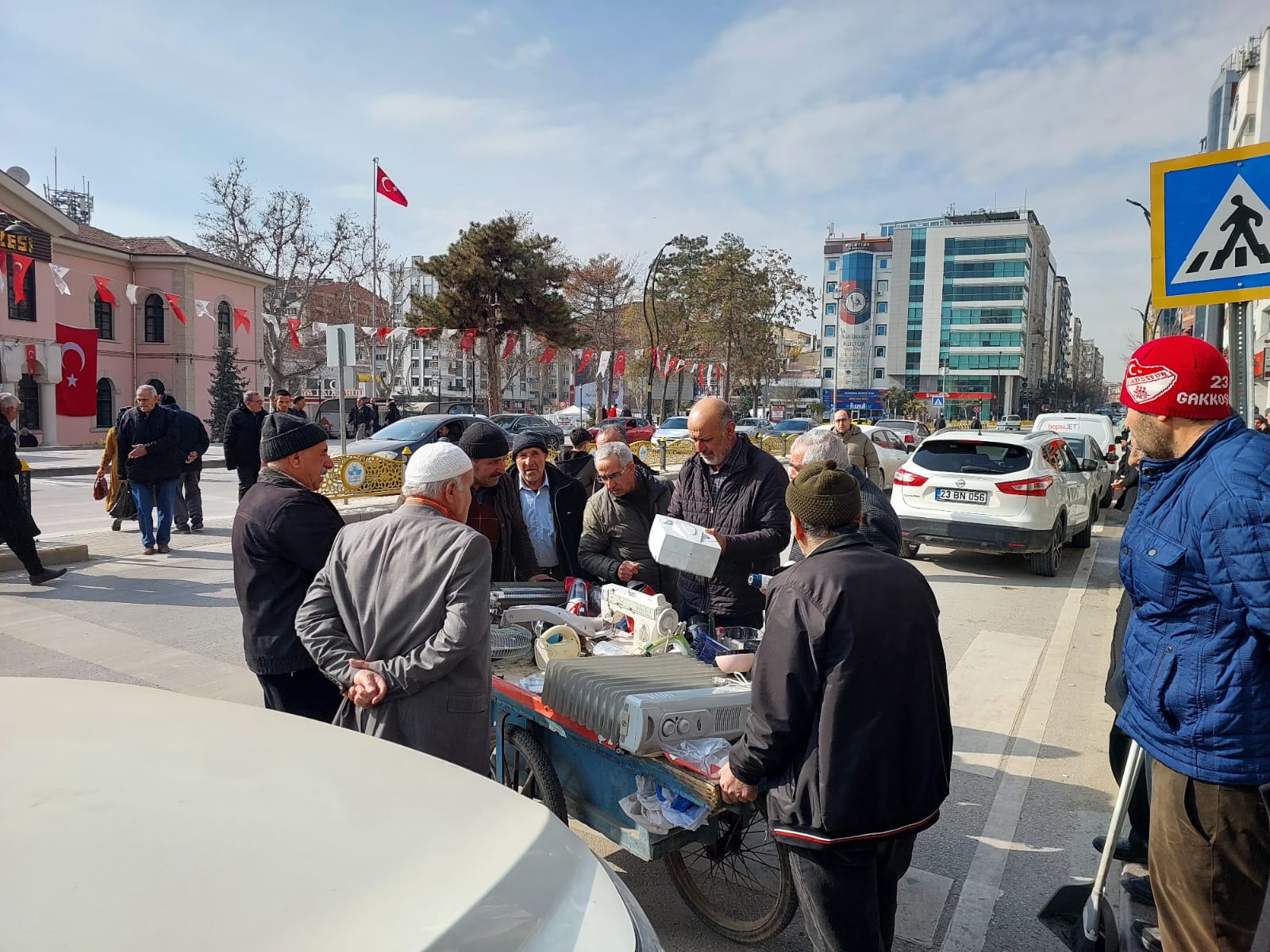 Sıfır Ürüne Parası Yetmeyen Vatandaşlar Artık  Eskiciden Alışveriş Yapıyorlar 